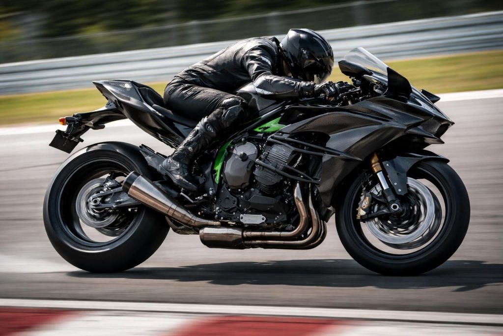 découvrez la kawasaki h2r et sa vitesse maximale impressionnante. plongez dans les secrets de performance de ce bolide exceptionnel.