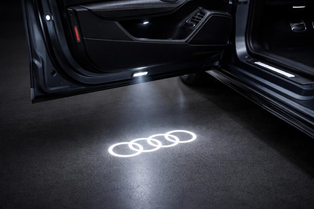 découvrez nos led pour portières audi, projecteurs lumineux avec logo pour une ambiance élégante et personnalisée à l'ouverture des portes de votre voiture.
